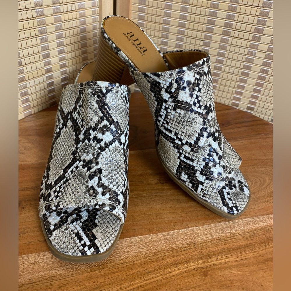 A.N.A (A New Approach) Snakeskin Print Mule Sandals Open Toe Size 7.5 NWOT